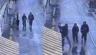 "Birini bı&ccedil;aklamam lazım" diyerek gen&ccedil; kıza saldırmıştı! G&ouml;r&uuml;nt&uuml;ler ortaya &ccedil;ıktı