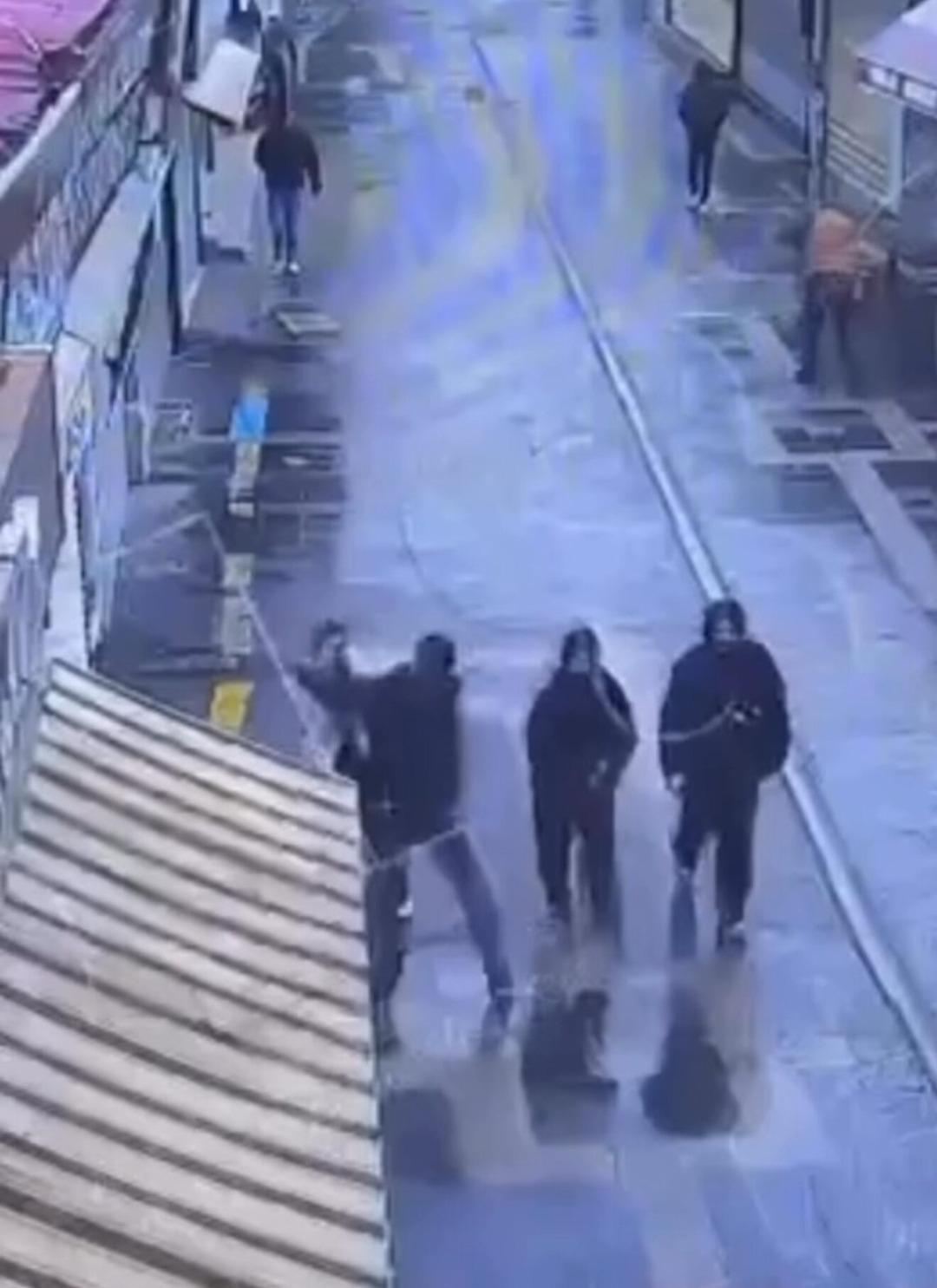 Iğdır da "Birini bı&ccedil;aklamam lazım" diyerek gen&ccedil; kıza saldırmıştı! G&ouml;r&uuml;nt&uuml;ler ortaya &ccedil;ıktı 1