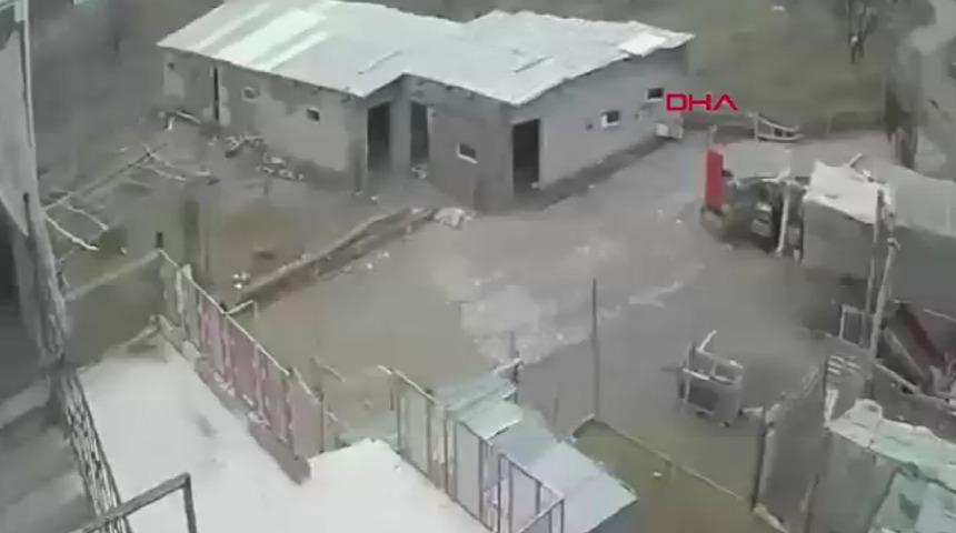 Nevşehir'de kuvvetli r&uuml;zgar! &Ccedil;atılar u&ccedil;tu