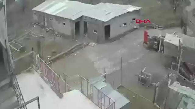 Nevşehir'de kuvvetli rüzgar! Çatılar uçtu