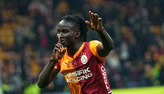 Renato Nhaga, ma&ccedil; sonu taraftarla b&uuml;t&uuml;nleşti