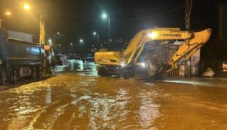 Alanya'da Oba &ccedil;ayı taştı, caddeler sular altında kaldı