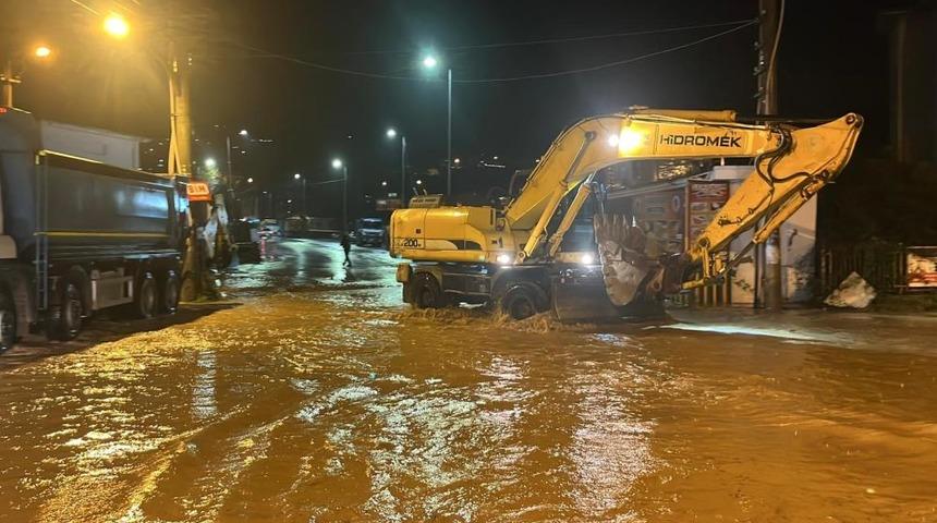 Alanya'da Oba &ccedil;ayı taştı, caddeler sular altında kaldı