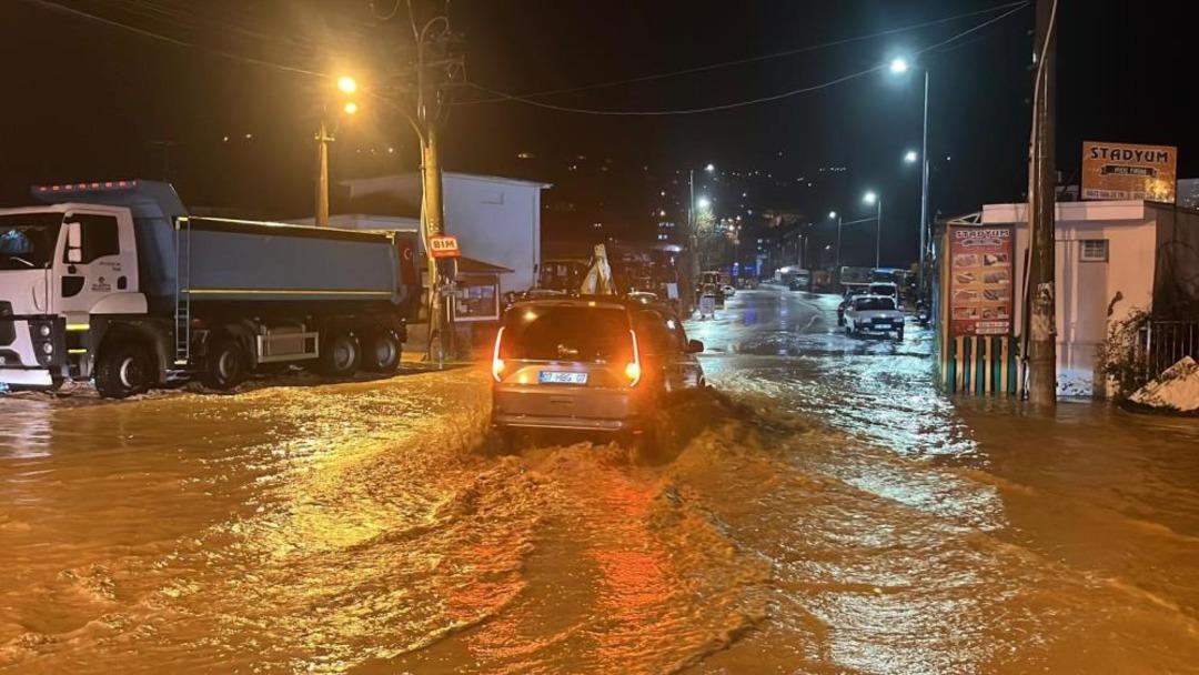 Alanya da Oba çayı taştı, caddeler sular altında kaldı 1