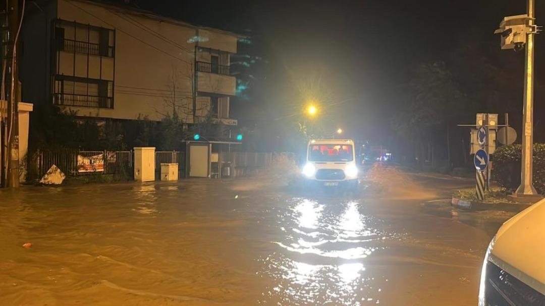 Alanya da Oba çayı taştı, caddeler sular altında kaldı 2