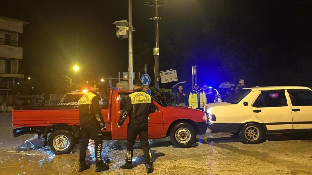 Alanya da Oba çayı taştı, caddeler sular altında kaldı 3