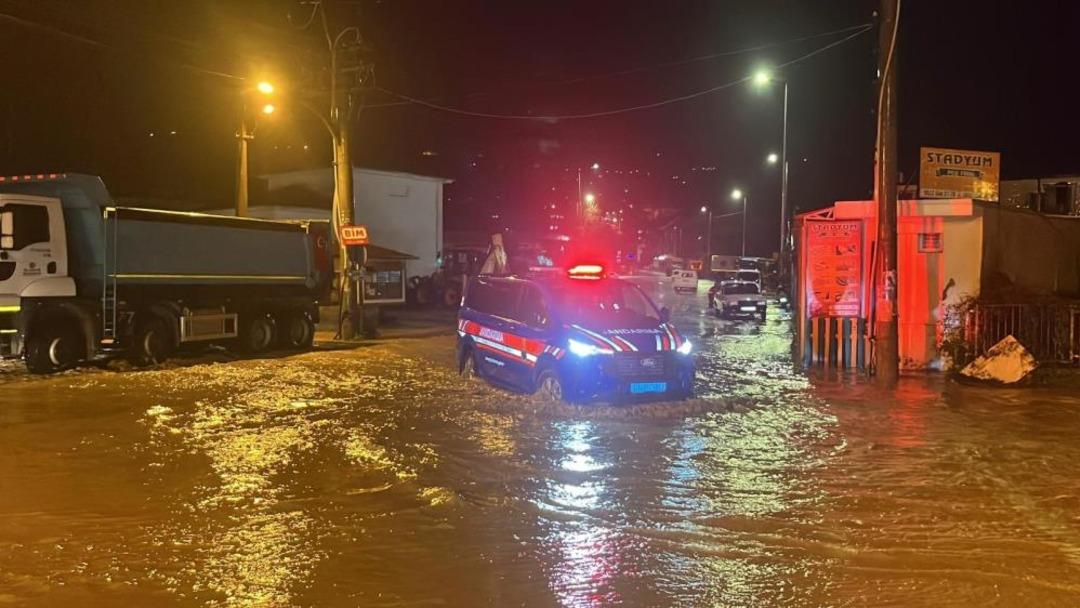 Alanya da Oba çayı taştı, caddeler sular altında kaldı 4