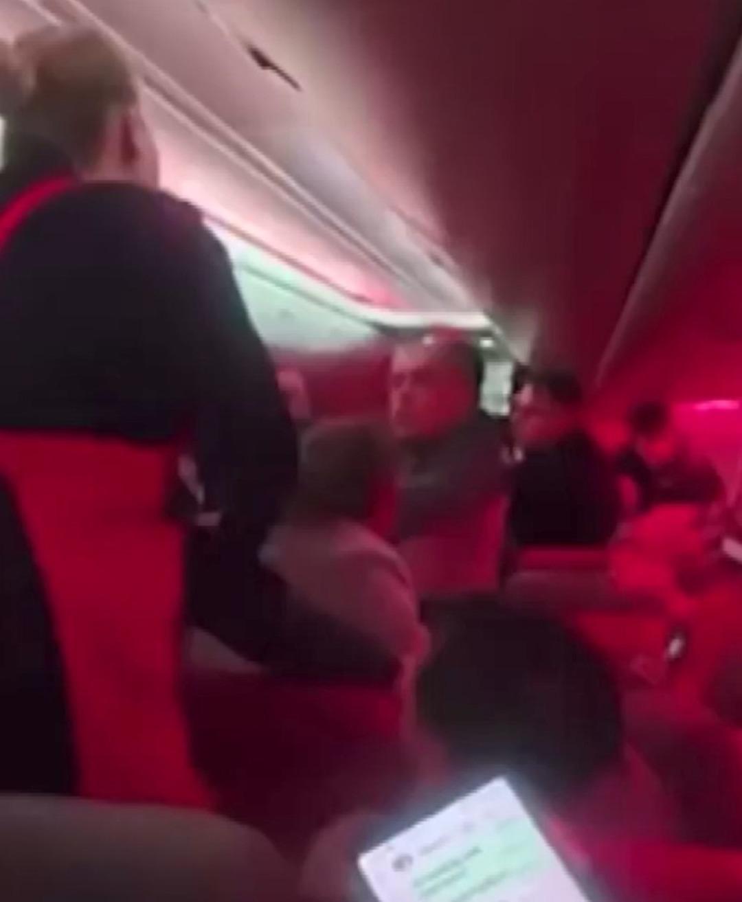 Antalya dan kalkan u&ccedil;akta kavga! Acil iniş yapıldı, 2 yolcuya &ouml;m&uuml;r boyu u&ccedil;uş yasağı 4