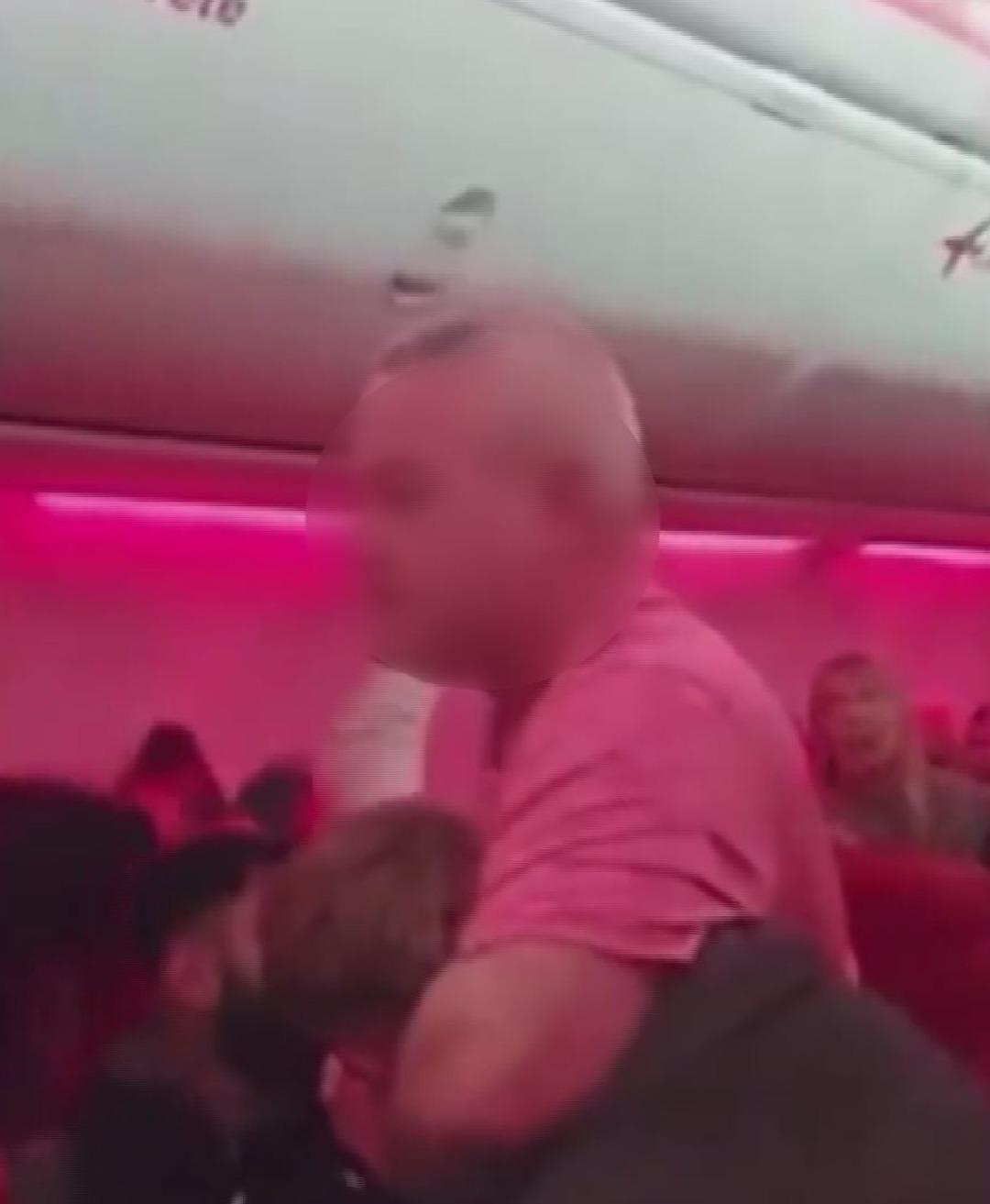 Antalya dan kalkan u&ccedil;akta kavga! Acil iniş yapıldı, 2 yolcuya &ouml;m&uuml;r boyu u&ccedil;uş yasağı 2