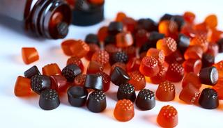 &Ouml;ğretmen &ccedil;ocukları eve yollamak i&ccedil;in m&uuml;shil verdi!