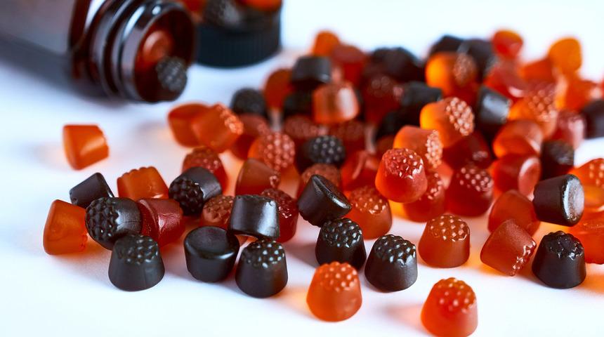 Kreş &ouml;ğretmeni &ccedil;ocukları eve g&ouml;nderebilmek i&ccedil;in m&uuml;shil verdi! Şeker diye kandırmış