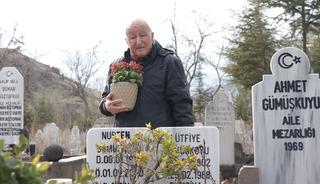 64 yıllık eşinin mezarını her hafta ziyaret ediyor