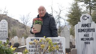 Aynı yastığa 64 yıl baş koymuştu: Vefat eden eşinin mezarını her hafta ziyaret ediyor