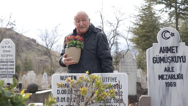 Aynı yastığa 64 yıl baş koymuştu: Vefat eden eşinin mezarını her hafta ziyaret ediyor