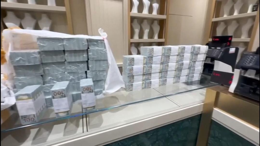 30 milyon dolar i&ccedil;in 15 dakika yetmiş! Otoparktaki hırsızlık kamerada 4