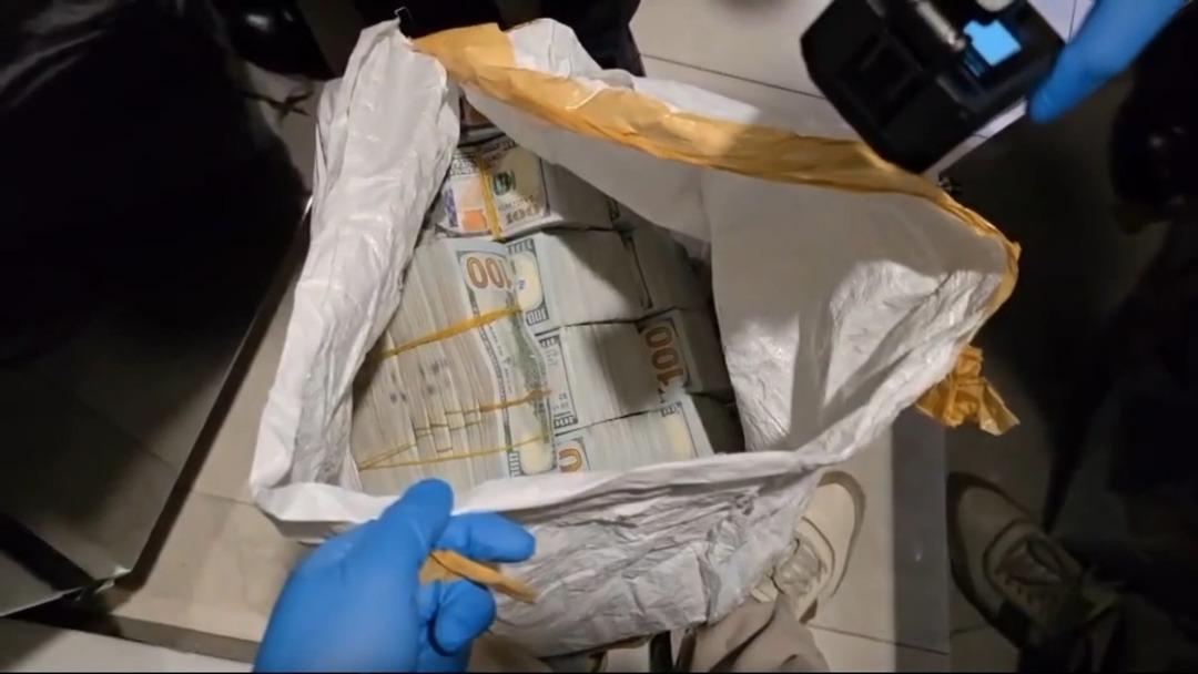 30 milyon dolar i&ccedil;in 15 dakika yetmiş! Otoparktaki hırsızlık kamerada 1