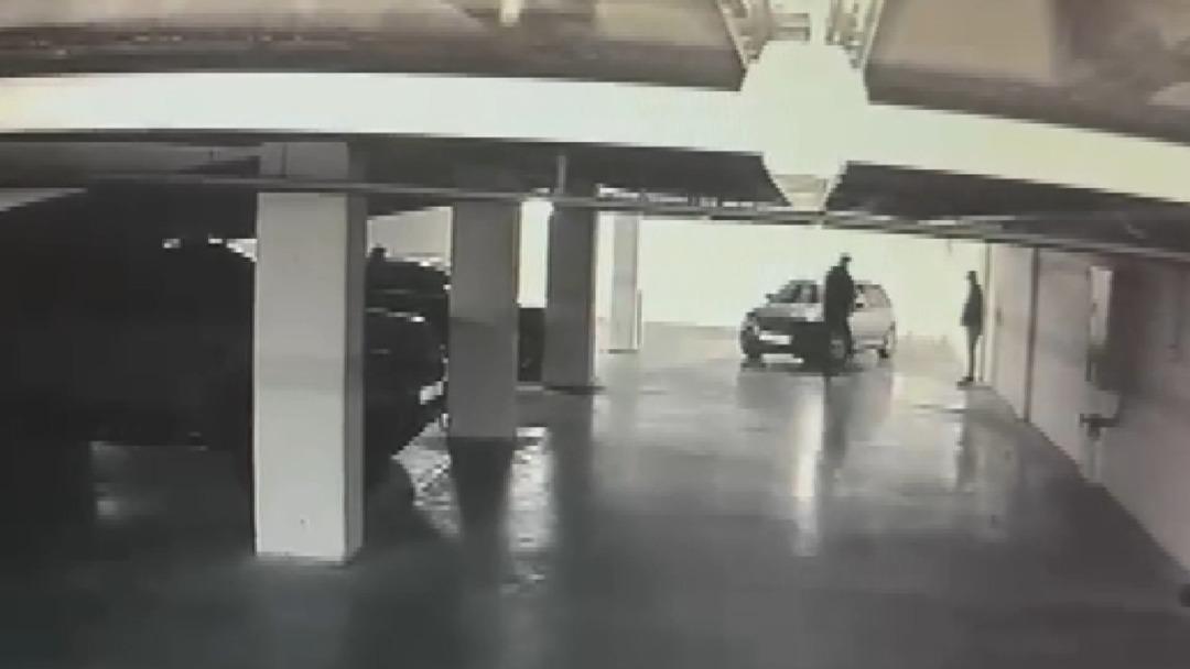 30 milyon dolar i&ccedil;in 15 dakika yetmiş! Otoparktaki hırsızlık kamerada 5