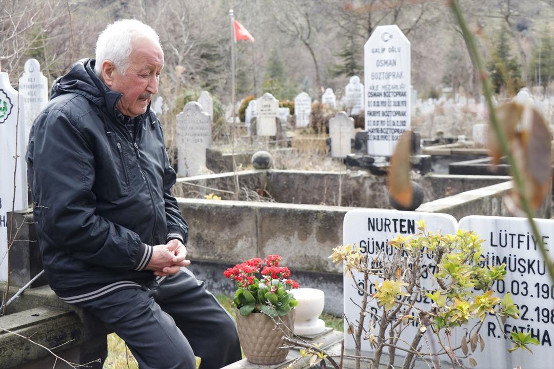 Aynı yastığa 64 yıl baş koymuştu: Vefat eden eşinin mezarını her hafta ziyaret ediyor 3
