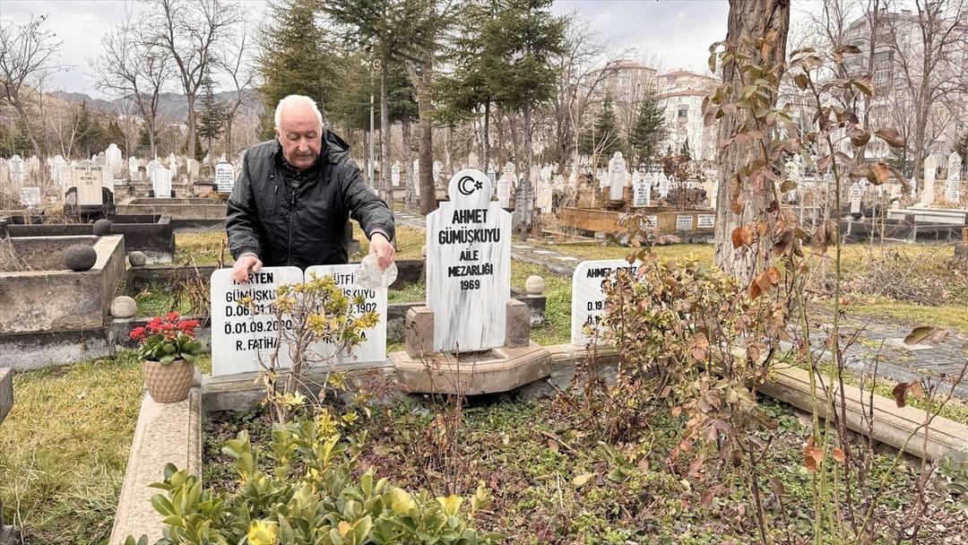 Aynı yastığa 64 yıl baş koymuştu: Vefat eden eşinin mezarını her hafta ziyaret ediyor 1