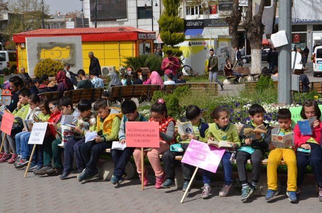 Öğrenciler ve vatandaşlar parkta kitap okudu