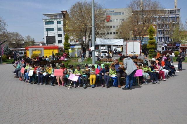 Öğrenciler ve vatandaşlar parkta kitap okudu