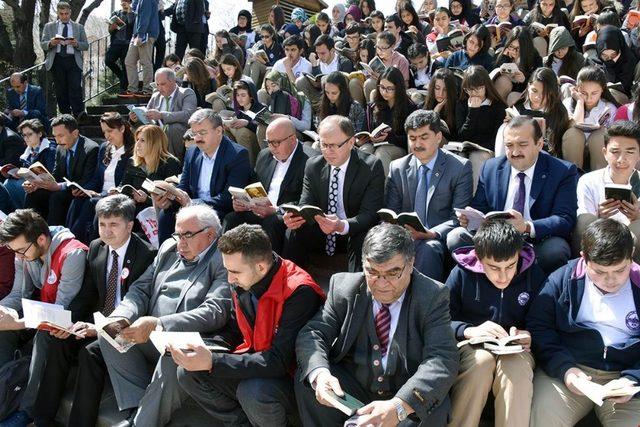 Afyonkarahisar’da öğrenciler ve protokol hep birlikte kitap okudu