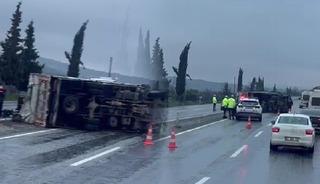 Buldan&rsquo;da portakal y&uuml;kl&uuml; kamyon ref&uuml;je devrildi
