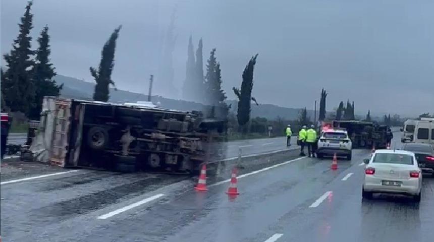 Buldan&rsquo;da portakal y&uuml;kl&uuml; kamyon ref&uuml;je devrildi