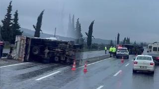 Buldan’da portakal yüklü kamyon refüje devrildi