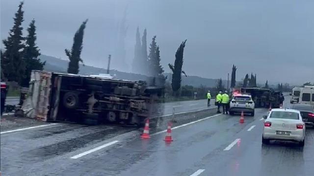 Buldan’da portakal yüklü kamyon refüje devrildi