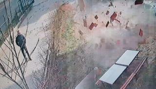 U&ccedil;an &ccedil;atının altında kalmaktan saniyelerle kurtuldu