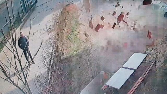 Uçan çatının altında kalmaktan saniyelerle kurtuldu: Olay anı kamerada!