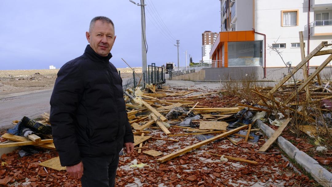 U&ccedil;an &ccedil;atının altında kalmaktan saniyelerle kurtuldu: Olay anı kamerada! 3