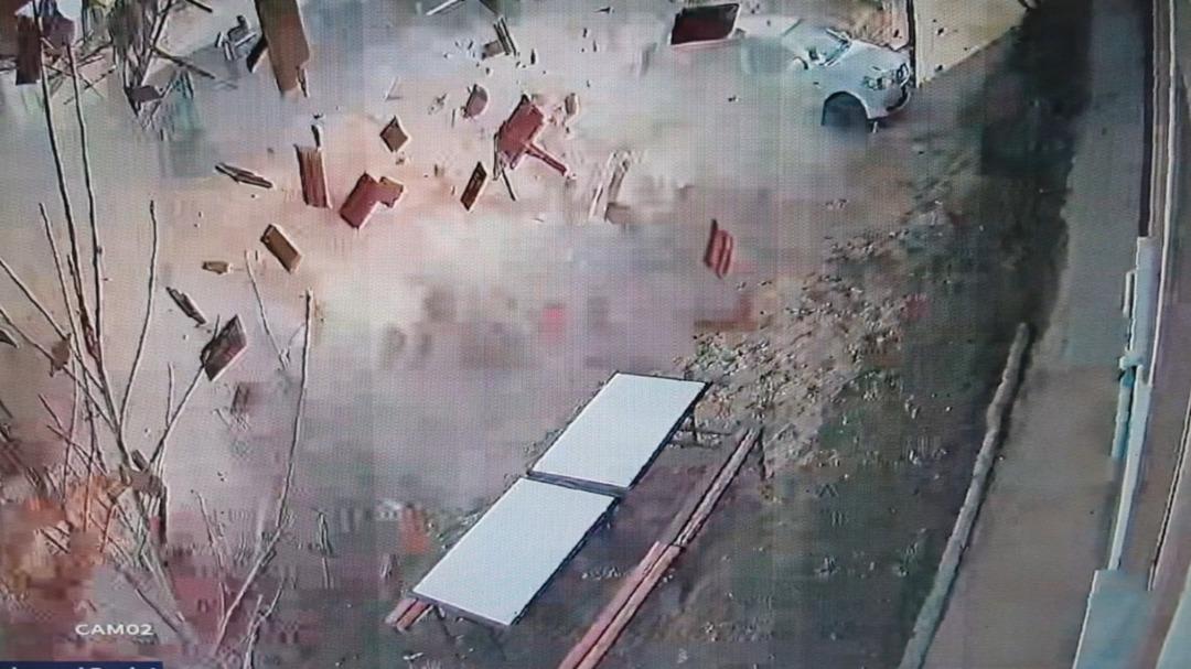 U&ccedil;an &ccedil;atının altında kalmaktan saniyelerle kurtuldu: Olay anı kamerada! 2