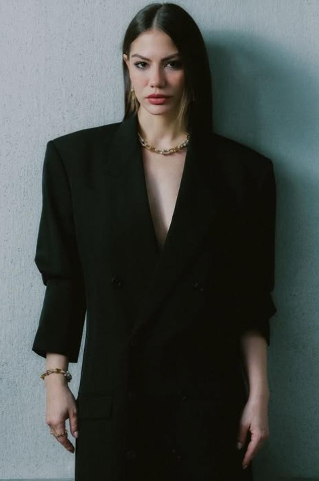 Eşref R&uuml;ya nın Nisan ı Demet &Ouml;zdemir Arap dergisine kapak oldu! Beğeni butonu &ccedil;&ouml;kt&uuml; 2