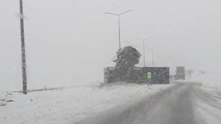 Bitlis’te kontrolden çıkan tır yan yattı