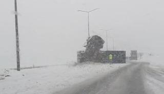 Bitlis&rsquo;te kontrolden &ccedil;ıkan tır yan yattı