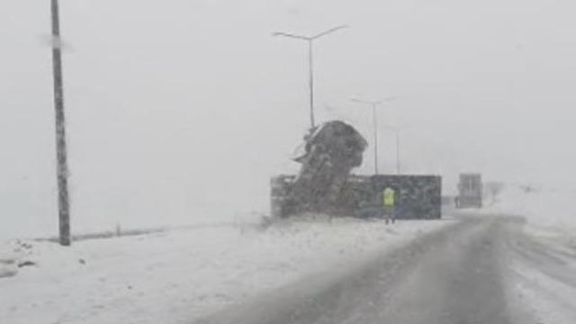 Bitlis’te kontrolden çıkan tır yan yattı
