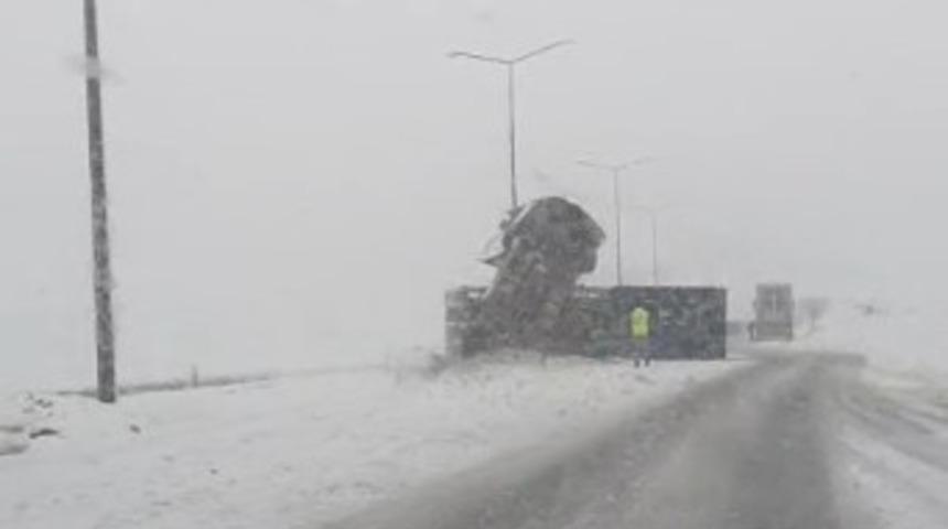 Bitlis&rsquo;te kontrolden &ccedil;ıkan tır yan yattı