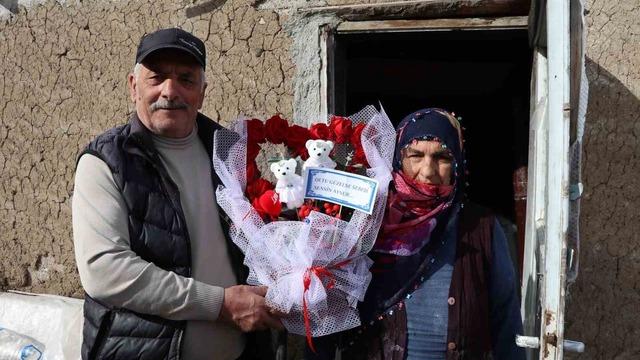 5 çocukları 25 torunları var! Gençleri kıskandıran 14 Şubat sürprizi: 'Oltu güzelse sebebi sensin Aynur'