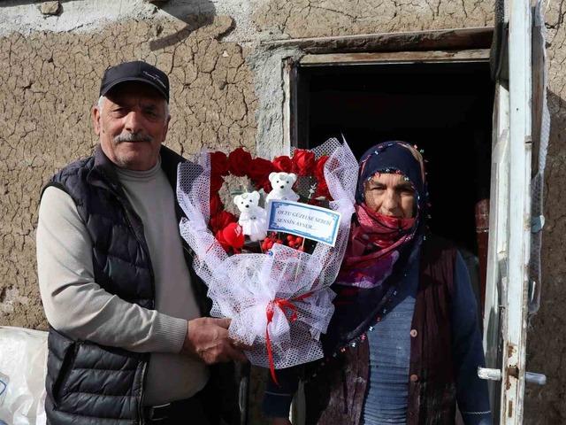 5 &ccedil;ocukları 25 torunları var! Gen&ccedil;leri kıskandıran 14 Şubat s&uuml;rprizi: 'Oltu g&uuml;zelse sebebi sensin Aynur'