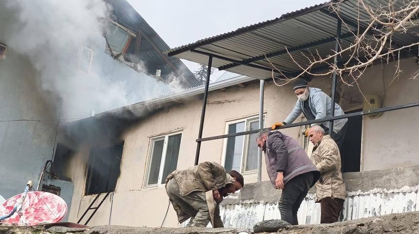 Tunceli'deki ev yangını ekiplerin m&uuml;dahalesi ile s&ouml;nd&uuml;r&uuml;ld&uuml;