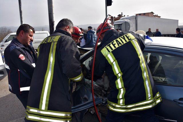 Kontrolden çıkan otomobil refüje çarptı: 1 ölü, 1 yaralı