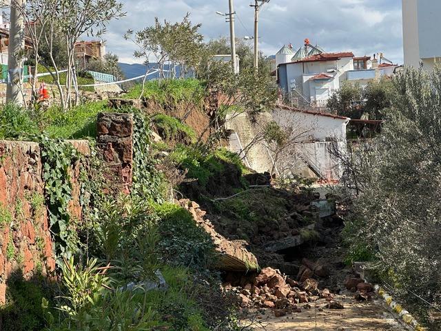 &Ccedil;anakkale de bir sitenin istinat duvarı &ccedil;&ouml;kt&uuml; 2