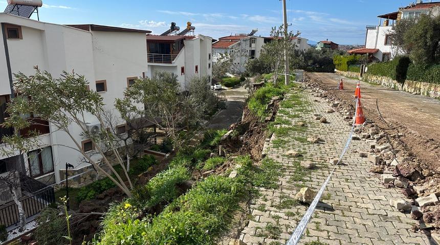 &Ccedil;anakkale'de bir sitenin istinat duvarı &ccedil;&ouml;kt&uuml;