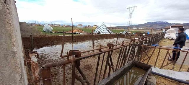 Şiddetli r&uuml;zgar ahırın &ccedil;atısını u&ccedil;urdu 1