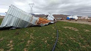 Şiddetli rüzgar ahırın çatısını uçurdu