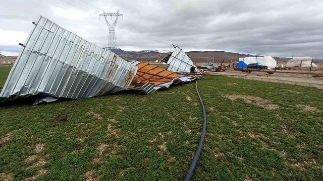 Şiddetli rüzgar ahırın çatısını uçurdu
