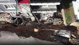 İzmir'de istinat duvarı &ccedil;&ouml;kt&uuml;! 151 kişi tahliye edildi