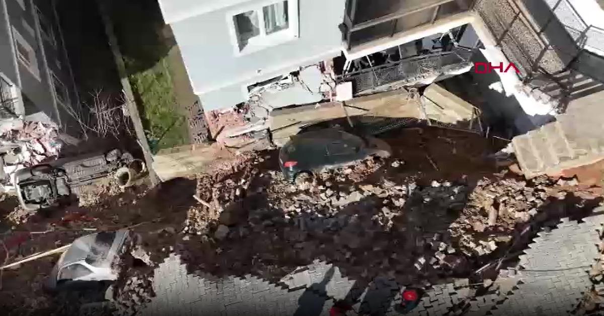 İzmir de istinat duvarı çöktü! 151 kişi tahliye, 2 bina ve 7 araç zarar gördü 2